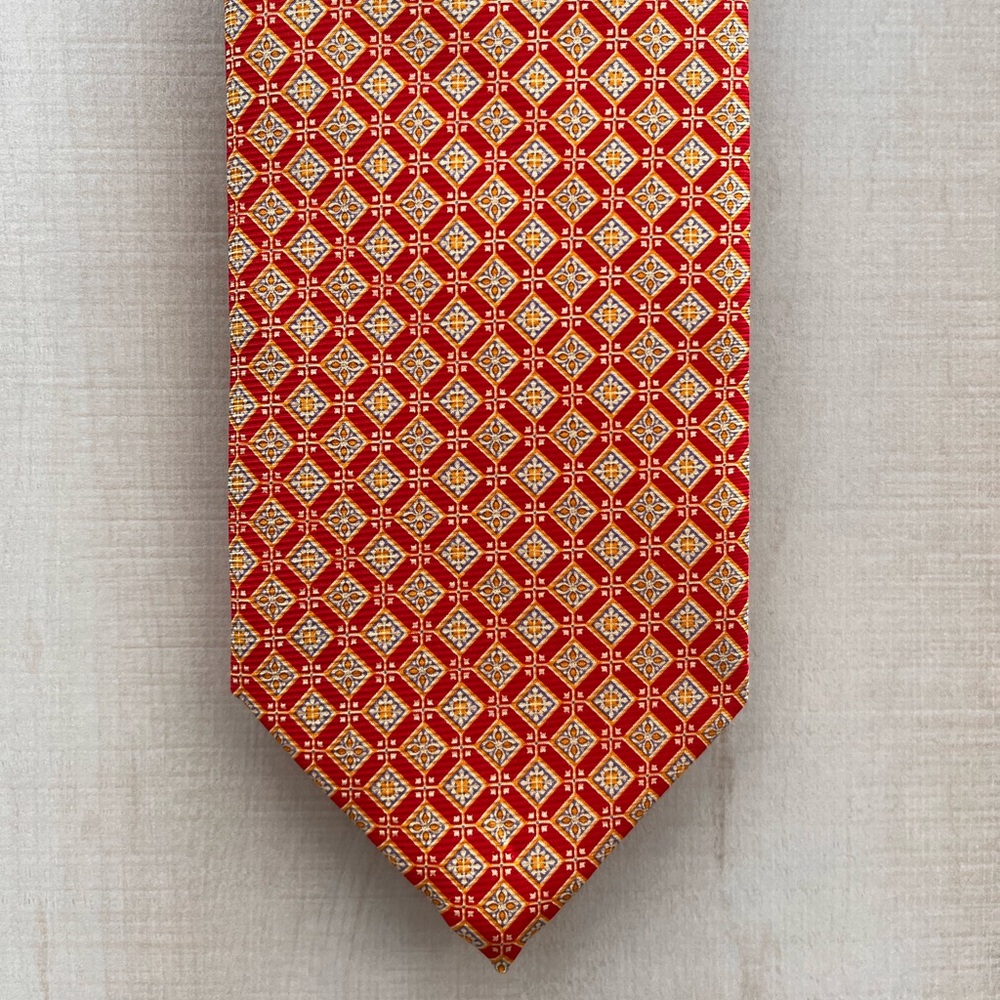 Robert Talbott 57•3.75 in. Red and gold flower design tie. Great condition.